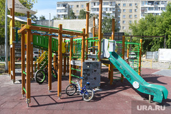 Орлов в сквере на Пехотинцев. Екатеринбург , горка, детская площадка