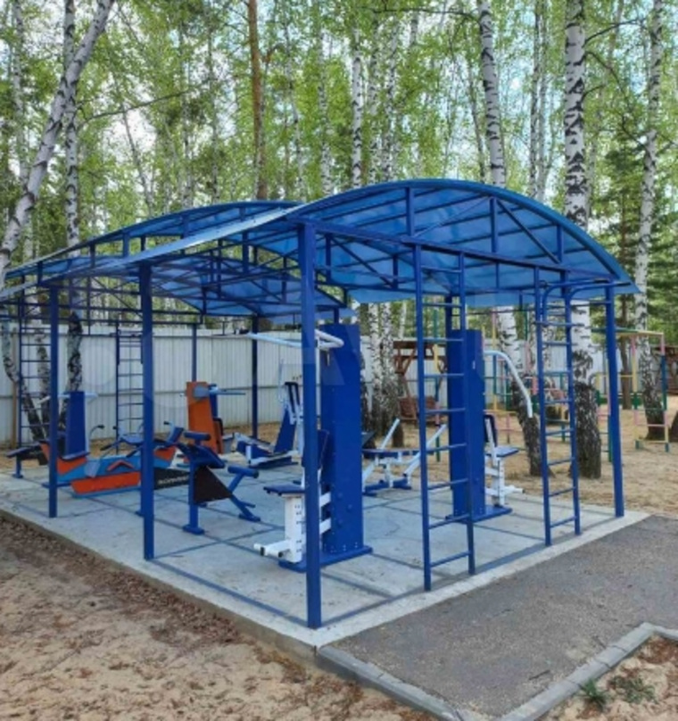 Рядом расположены прогулочная зона, детская игровая площадка и комплекс спортивных тренажеров