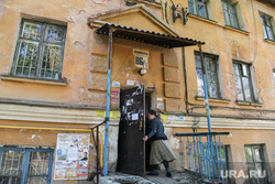 Барак на улице Вилонова. Екатеринбург, старый дом, барак, аварийное жилье, подъезд
