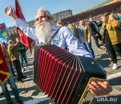 Первомайская демонстрация на Красной площади. Москва, гармонист, гармонь, 1 мая, праздник труда, первомай