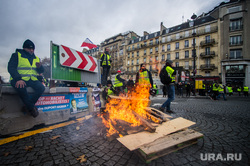 Акция протеста против повышения налога на бензин и дизельное топливо на Елисейских полях. Франция, Париж, костер, париж, флаг франции, франция, протест