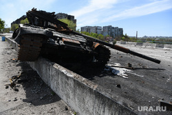 Мариуполь в период вывода гражданских лиц с завода Азовсталь. ДНР/Украина, сгоревший танк, подбитый танк