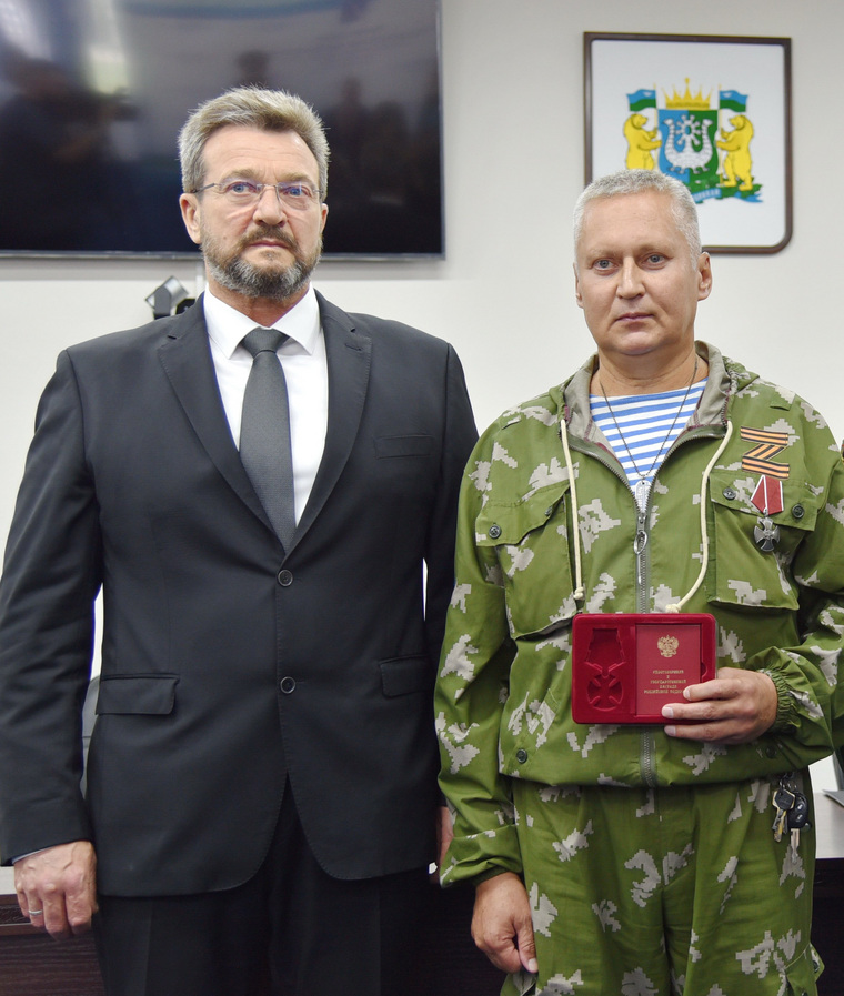 Акрам Газизуллин (справа) получил награду из рук вице-губернатора ХМАО Александра Тиртоки