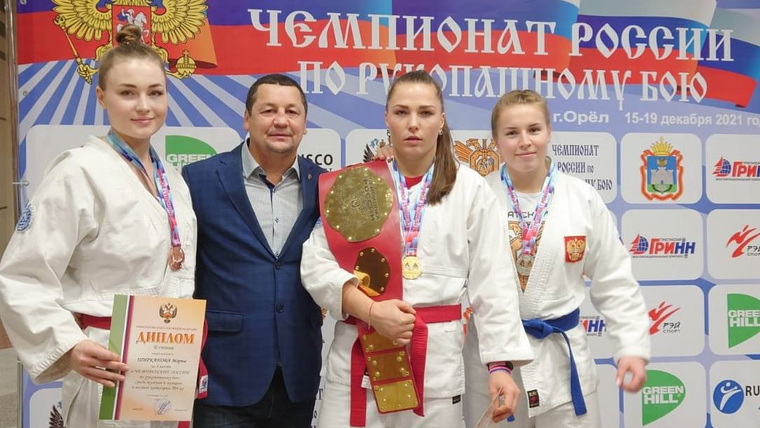 Ирина Алексеева (вторая справа) служила младшим инспектором группы надзора отдела безопасности ИК-6 (город Копейск).