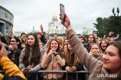 Концерт группы Градусы у ККТ Космос. Екатеринбург, концерт, open air, массовое мероприятие, публика, зрители, молодежь