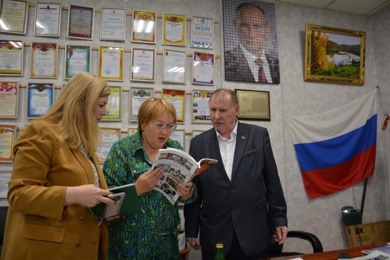 Татьяна Мерзлякова (в центре) вместе с членом областной избирательной комиссией Анной Абсалямовой и Юрием Потапенко в офисе «Бюро помощи гражданам»