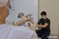 Вакцинация сотрудников завода «Стальмост». Курган , вакцина, врач, вакцинация, медкабинет, шприц, укол, медицина
