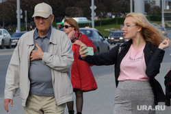 Виды Екатеринбурга, девушка, молодость, селфи, показывает язык, старость