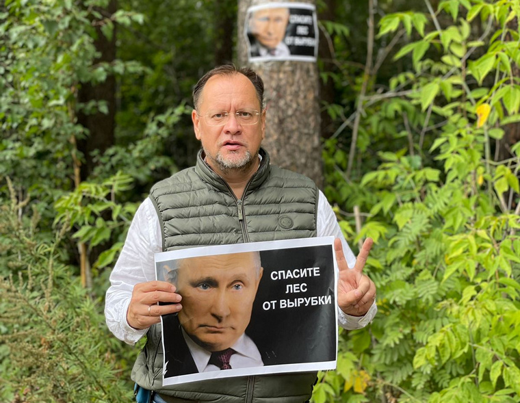 Фото Путина разместили на деревьях, чтобы привлечь внимание к проблеме