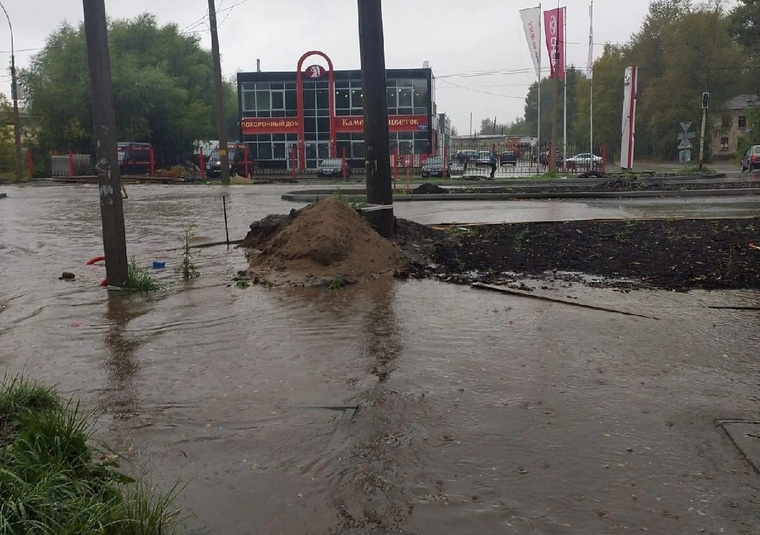Весь перекресток в воде