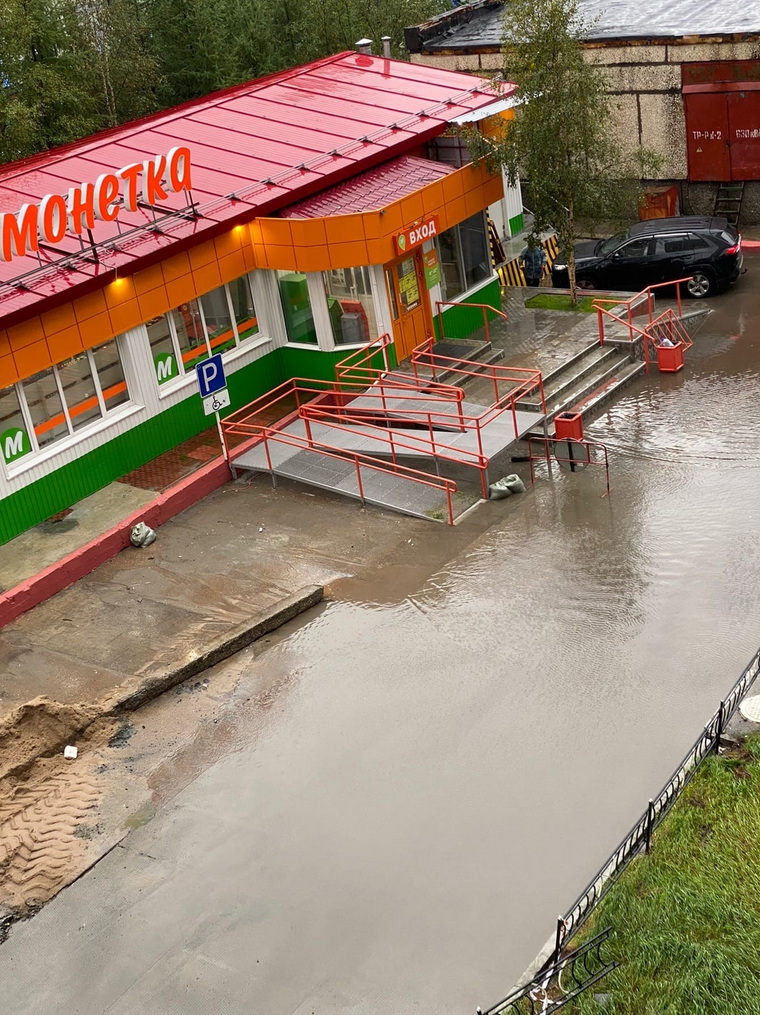Лужа во дворе домов Ямальская, 7 и Кедровая, 8