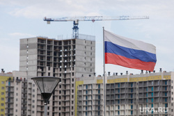 Открытие школы N123 в Академическом районе. Екатеринбург , флаг рф, башенный кран, флаг россии, строящийся дом, стройка