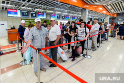 Пресс-тур в Уфу по объектам, построенным к ШОС и БРИКС в 2015 году. Уфа, аэропорт, стойка регистрации, пассажиры, регистрация на рейс, задержка рейса
