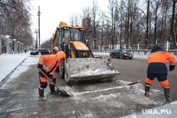 Уборка снега на улицах города. Пермь, уборка снега, уборка дорог
