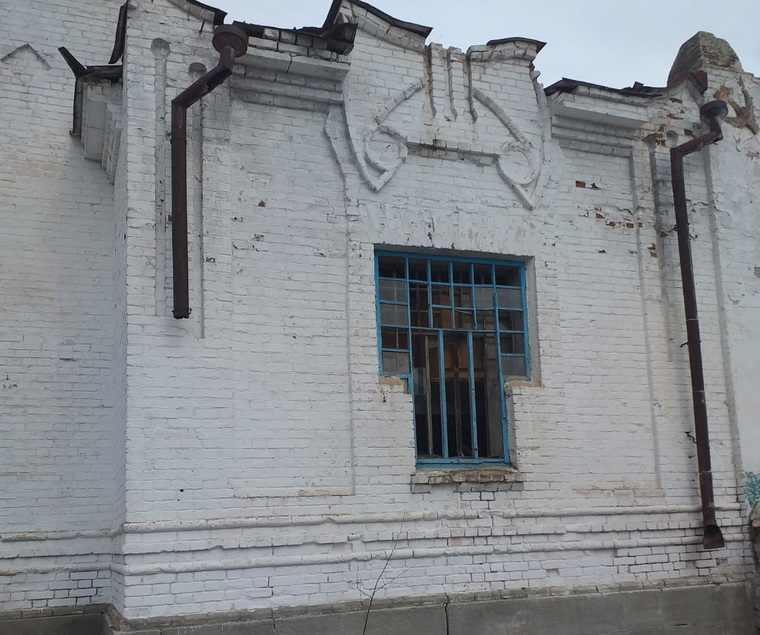 Здание и земельный участок продаются за 696 тысяч рублей