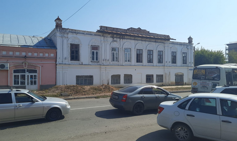 Шадринцы беспокоятся за памятник архитектуры, у которого несколько месяцев назад сняли кровлю