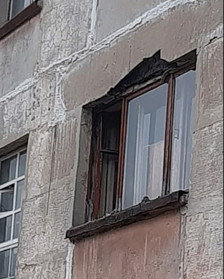 Кусок стены отвалился над одним из окон