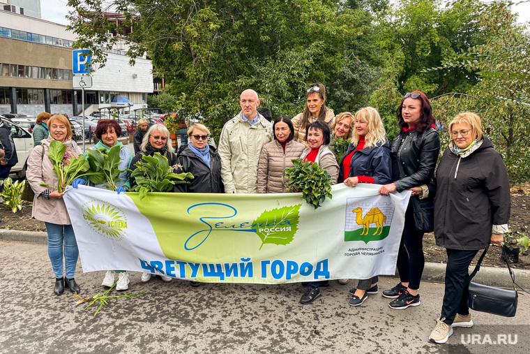 Наталья Котова на высадке кустарников и деревьев. Челябинск 