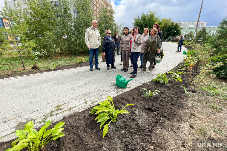 Наталья Котова на высадке кустарников и деревьев. Челябинск 