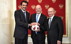 На коврах изображен момент передачи эстафеты Чемпионата мира по футболу от РФ к Катару