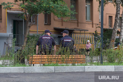 Сквер на проспекте Карла Маркса, 164. Магнитогорск, скамейка, двор дома, отдых на скамейке