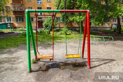 Дворы. Екатеринбург, двор, детская площадка, лужи, качели