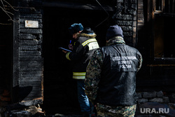 Последствия пожара на улице Омская, 91. Екатеринбург, пожарище, дом сгорел, сгоревший дом, ск рф, следственный комитет россии, место происшествия, место пожара