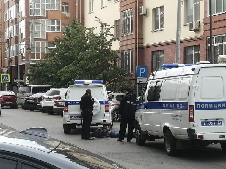 После дебоша в тюменском аэропорту Рощино мужчины были доставлены в Областной наркологический диспансер