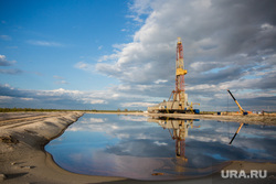 Нефтяная буровая. Ноябрьск, нефть, буровая вышка, отражение, водоем, нефтяная вышка, добыча нефти