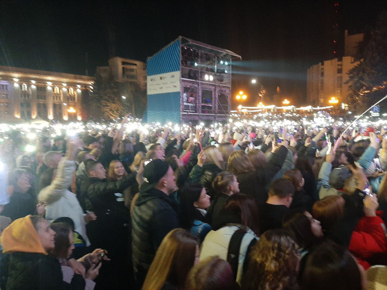 Перед «Трактором» собралось около 50 тысяч человек