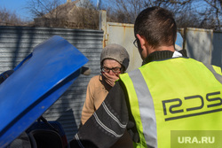 Волонтер развозит гуманитарную помощь по освобожденным селам.  ДНР, деревня, гуманитарная помощь, донбасс, сельская местность, село, гуманитарная катастрофа