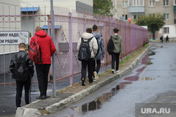 Забор у школы 36. Курган , ученики, подростки, школьники, парни, студенты
