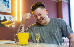 Бар Здоровье. Тюмень, коктейль, смех, алкоголь, усы, бар, выпивка, хипстер