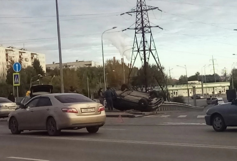 Машину перевернуло и выбросило на пешеходную часть