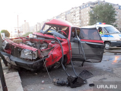 ДТП в Челябинске. Два автомобиля разнесли остановку. 15.07.2014, дтп, разбитая машина