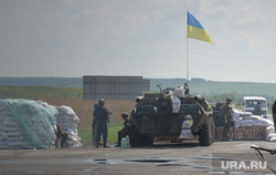 Последствия АТО и украинские блокпосты в Краматорске. Украина, военная техника, украинские войска