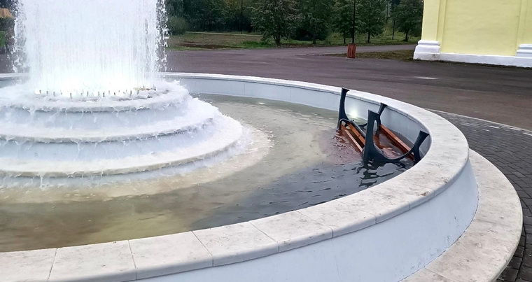 Скамейку выбросили в фонтан с подсветкой