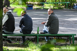 Парки Екатеринбурга. Екатеринбург, скамейка, парк энгельса, алкоголь, распитие спиртных напитков, общественное место, компания на скамейке, выпивание