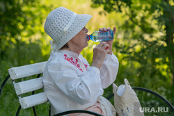 Жители города. Курган, пенсионерка, пожилая женщина, пьет воду