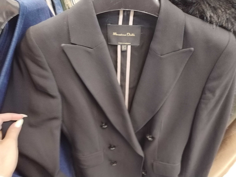 Пиджак Massimo Dutti в жизни выглядит лучше, чем на фото. Он немного помят, видимо попал на вешалку недавно