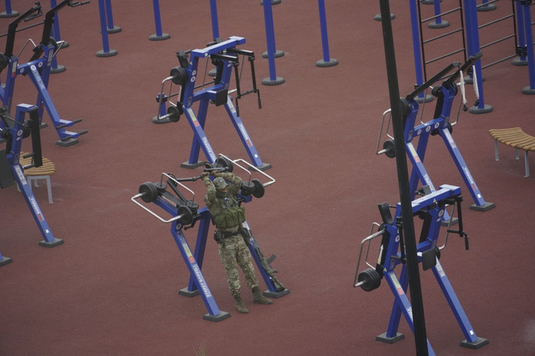 Спецназ из охраны мэра Мариуполя тоже решил заняться спортом на новой площадке