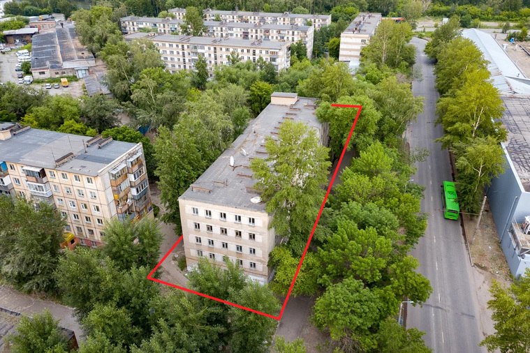 Общежитие находится в Металлургическом районе в окружении пятиэтажных домов, объектов социальной инфраструктуры, рядом с остановкой общественного транспорта