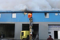 Из-за горючих материалов пожарные не могут потушить огонь