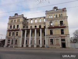Луганск. Жизнь налаживается, разрушенное здание
