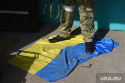 Жизнь в селе Талаковка в окрестностях Мариуполя. ДНР, флаг украины, украинский флаг, днр, ополченец, народная милиция, талаковка, линия фронта