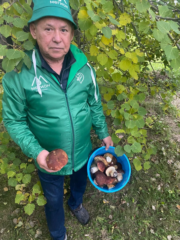 Глава Мегиона Олег Дейнека с урожаем грибов
