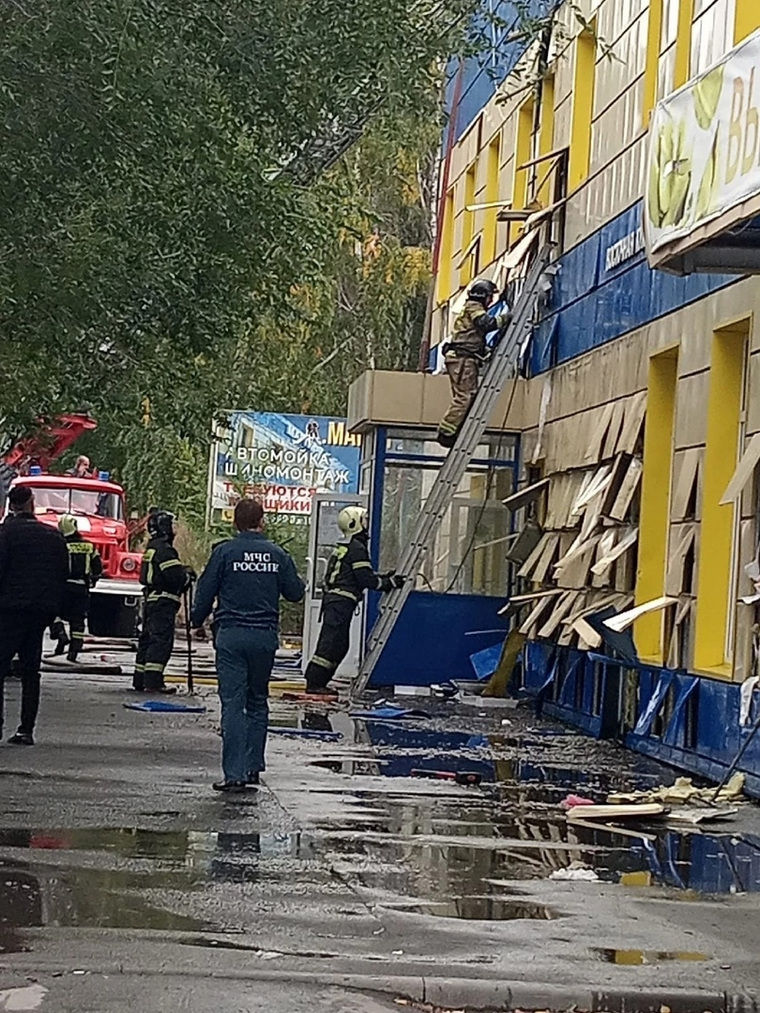 Обшивка здания была вскрыта пожарными