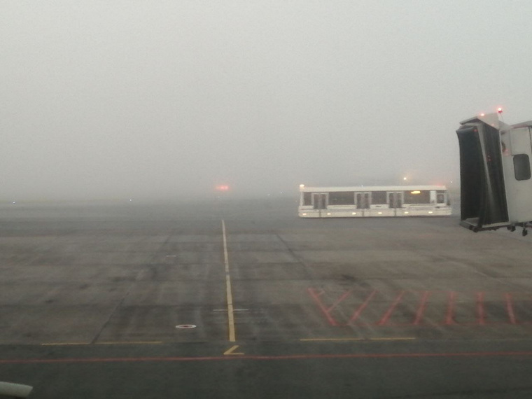 Взлетно-посадочную полосу в Рощино накрыло плотным туманом