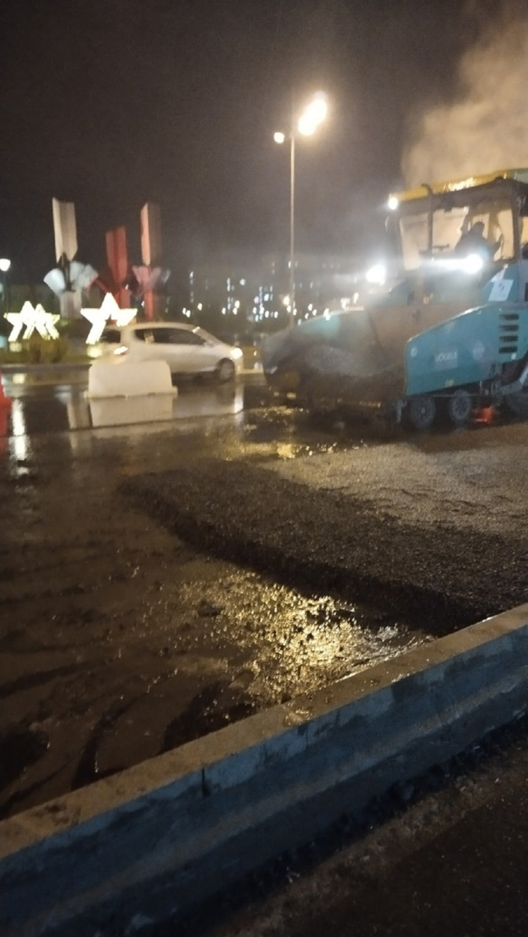 Дорожники кладут асфальт в дождь