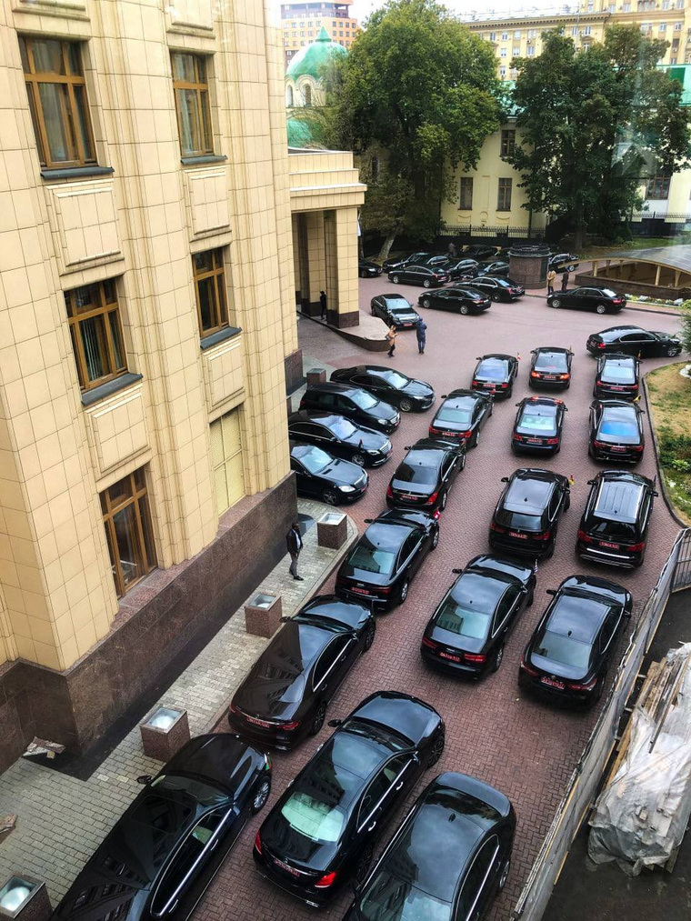 По словам Захаровой, такого количества машин зарубежных послов на парковке МИД России не было давно